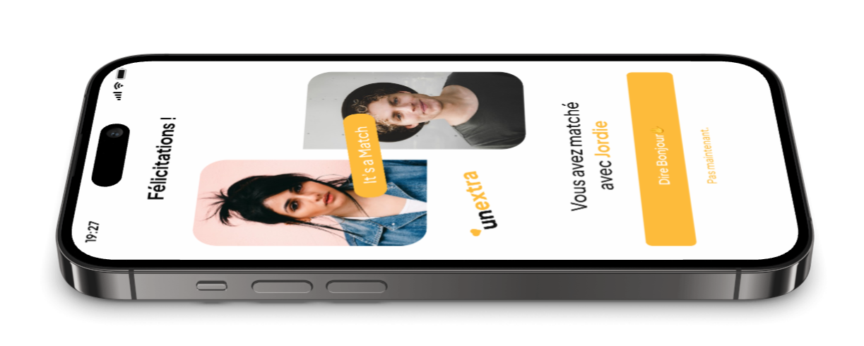 Un telefono cellulare su cui è visualizzata un'immagine che rappresenta una donna e un uomo, adatto a un reclutatore del settore ristorazione o Un Extra.
