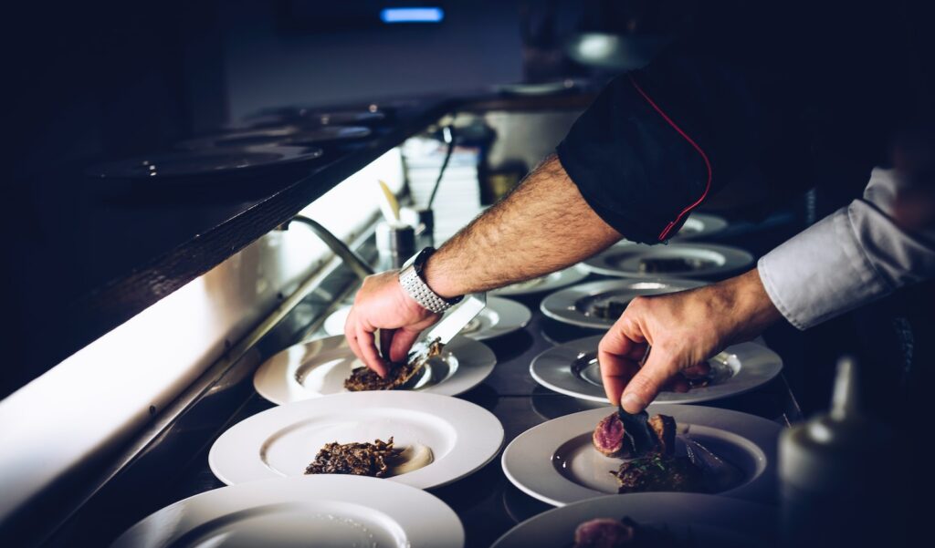 Ein Extra: die Zubereitung eines Gerichts, den Stress, den Sie ertragen müssen, den wir Ihnen in diesem praktischen Ratgeber zur Jobsuche in der Gastronomie zeigen