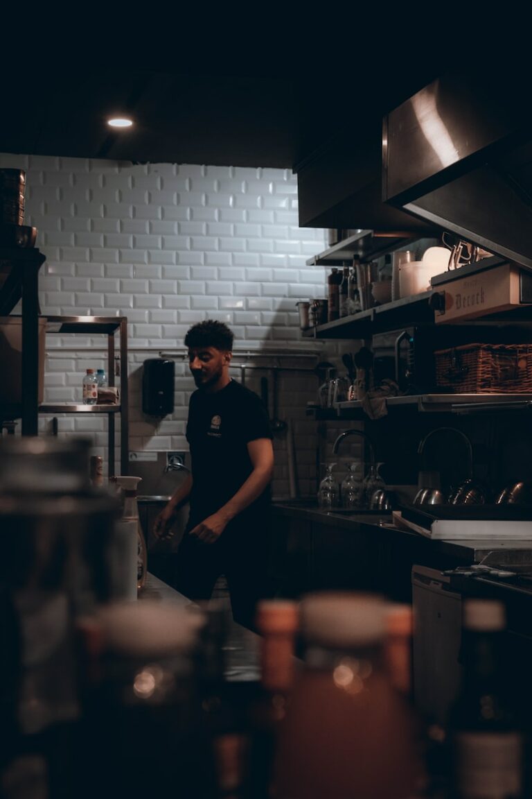Reclutamento nel settore catering: uomo che lavora in cucina