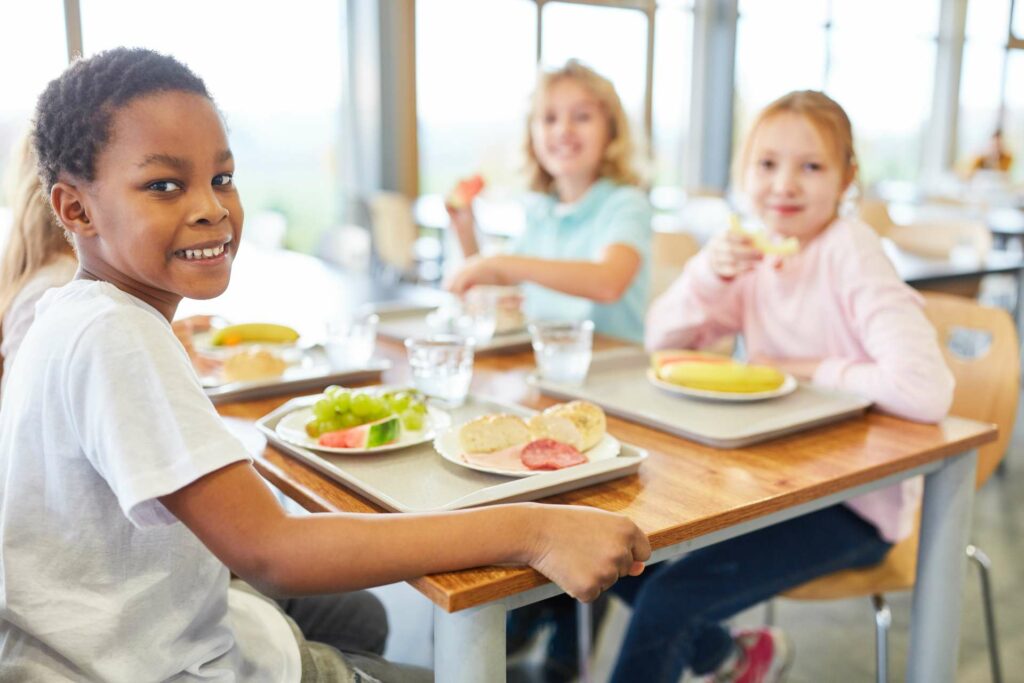 Contratación colectiva de restauración escolar: los perfiles adecuados para apoyar a los niños en el comedor